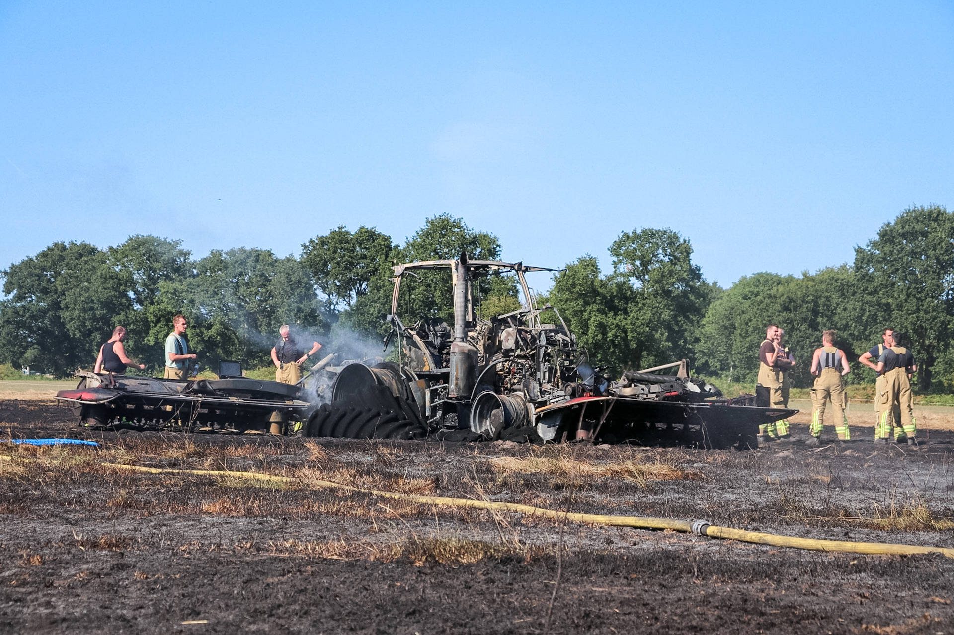 Trekker vat vlam en zet droog veld in de brand