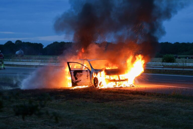 Auto volledig in brand op snelweg