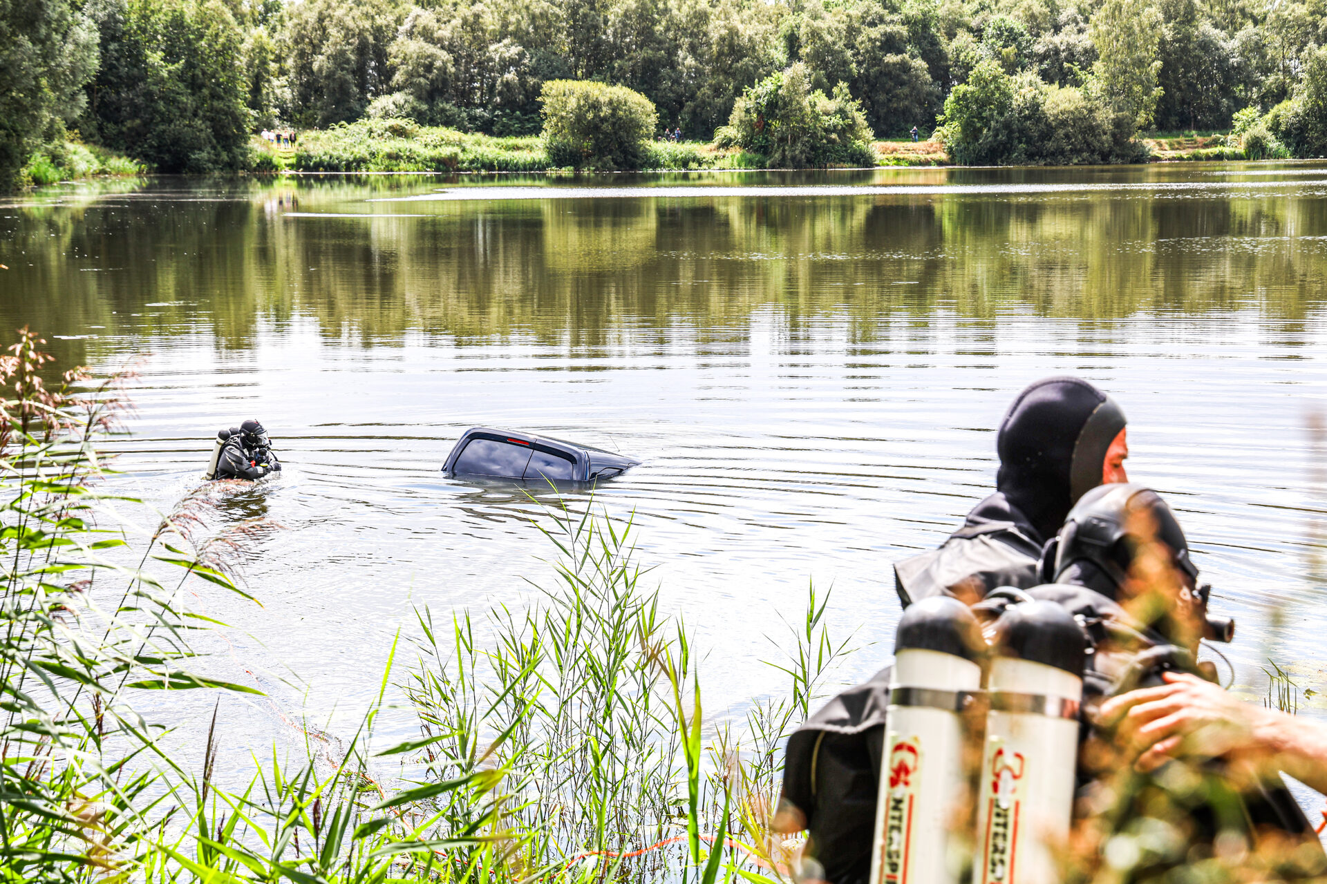 Bestelbus aangetroffen in vijver, zoekactie in volle gang