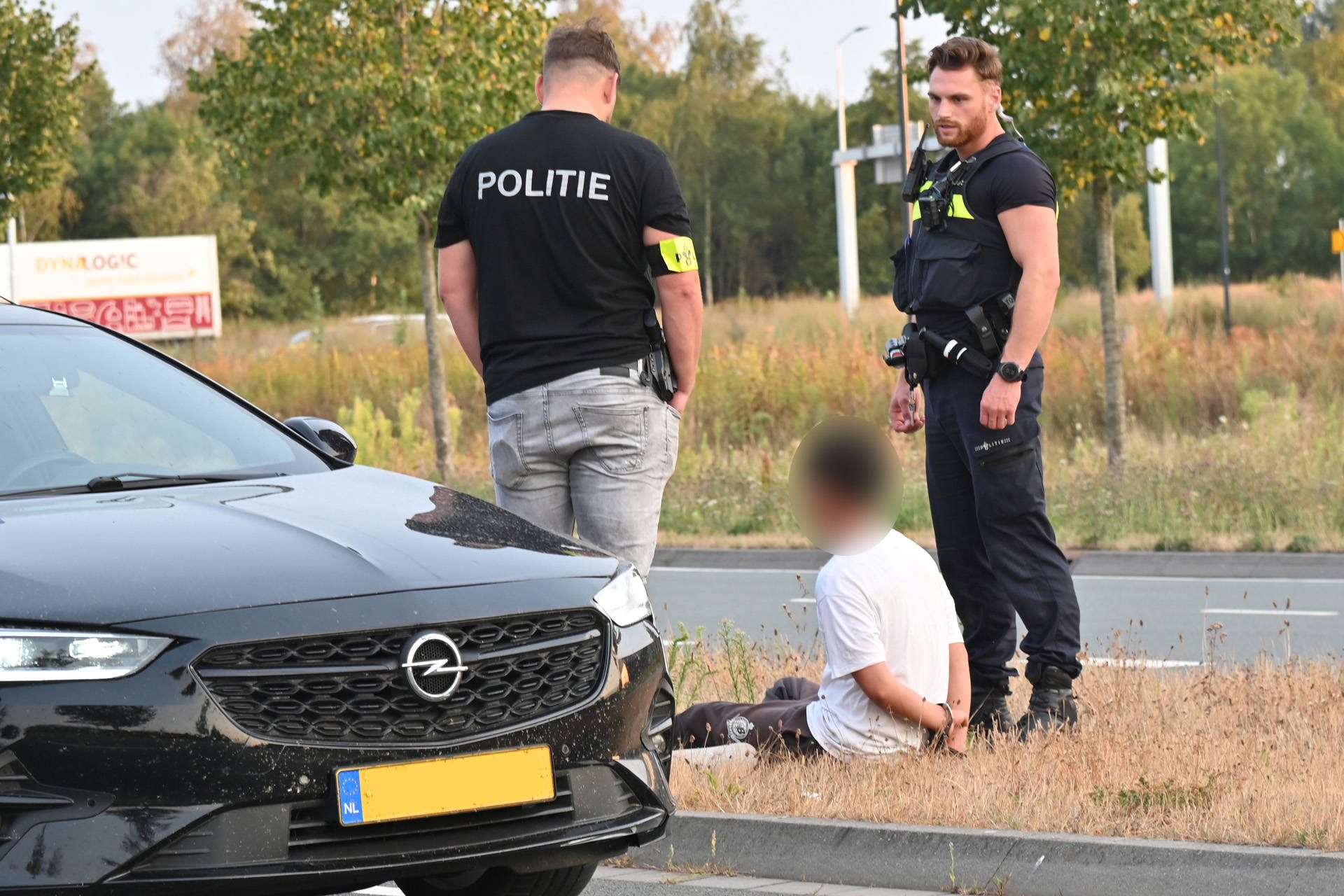 Lange politieachtervolging eindigt met brandende gestolen auto