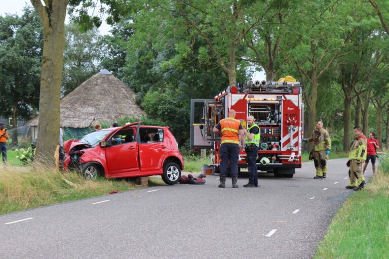 Auto botst tegen boom; drie gewonden naar het ziekenhuis
