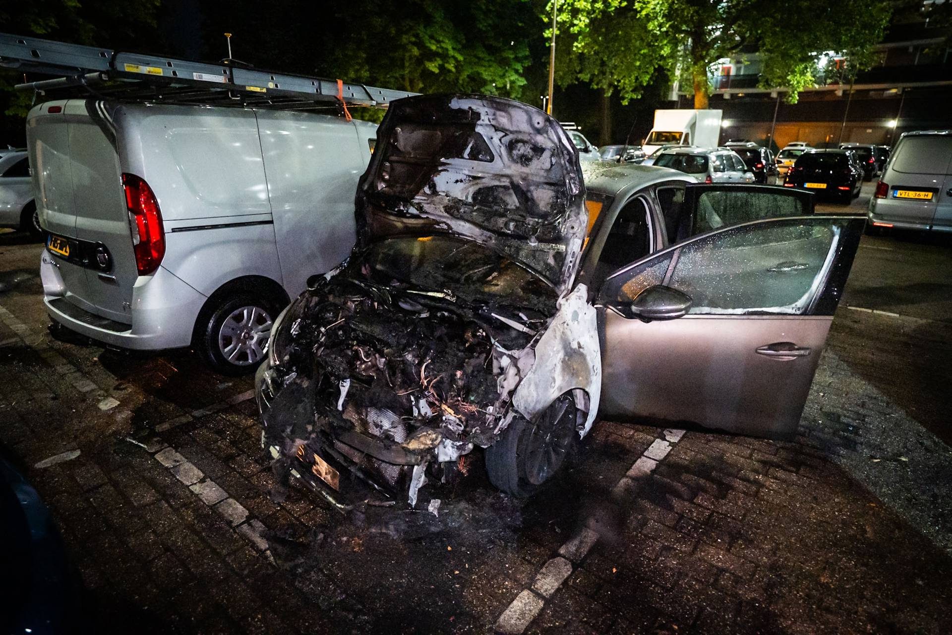 Verdachte flessen gevonden bij auto brand op parkeerplaats