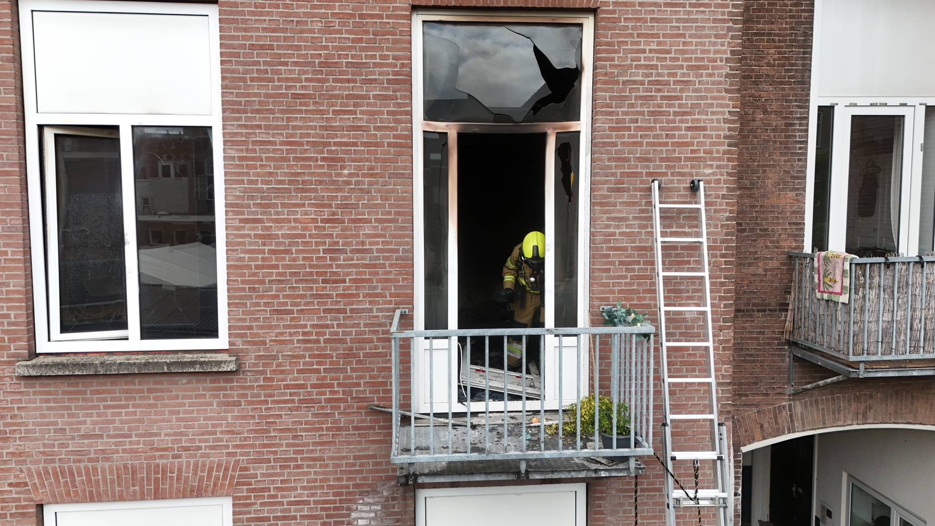 Brand breekt uit in woning, zware schade en onderzoek naar brandstichting