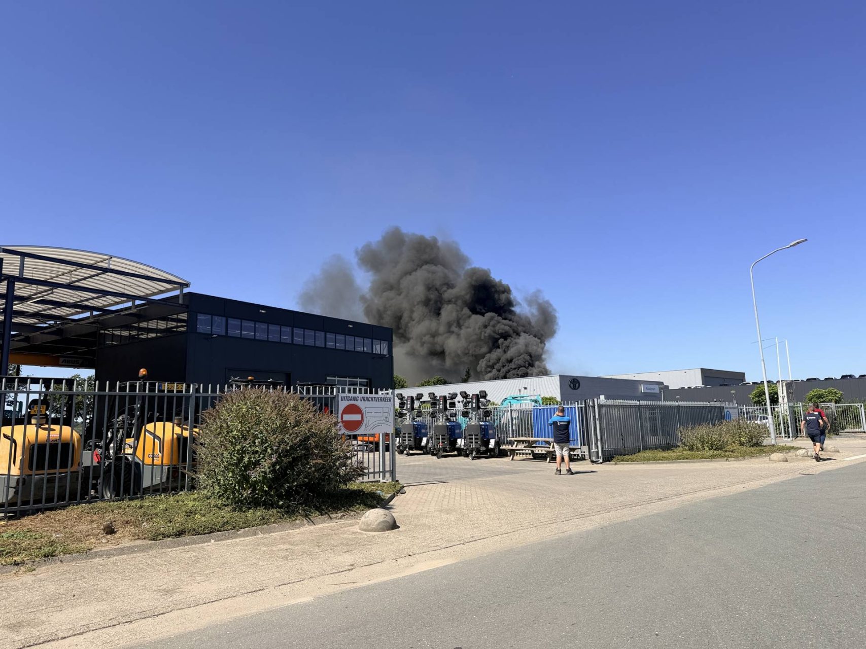 Grote brand verwoest autobedrijf, dikke zwarte rookwolken stijgen op