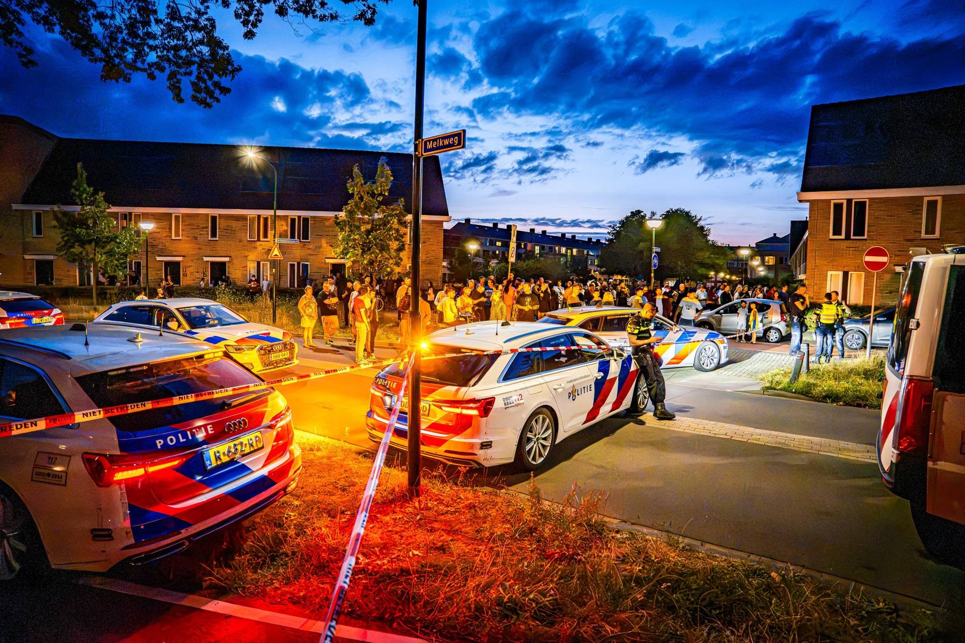 Flat urenlang ontruimd na vondst auto met mogelijk gevaarlijke stoffen