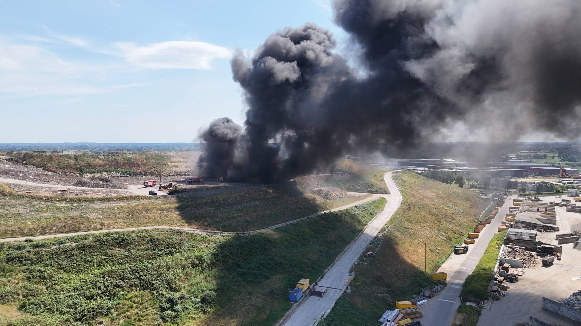 Enorme zwarte rookwolken door brand op vuilstortplaats