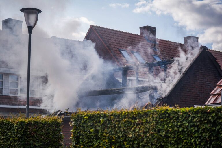 Felle brand verwoest tuinschuur volledig terwijl iemand binnen aan het klussen was