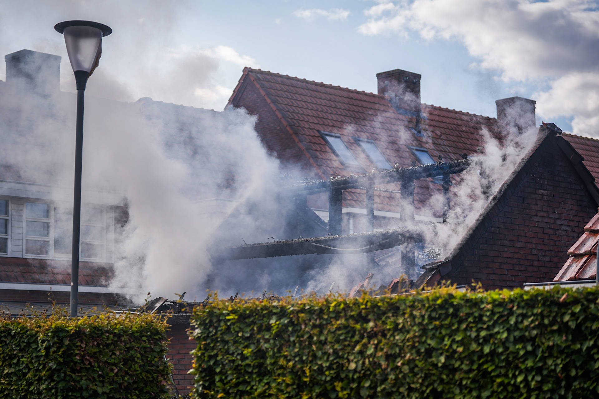 Felle brand verwoest tuinschuur volledig terwijl iemand binnen aan het klussen was