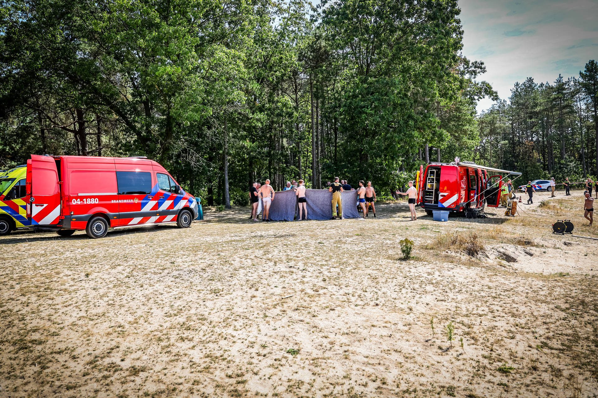 Minderjarige en jongvolwassen verdwijnen onderwater, een van hen gereanimeerd