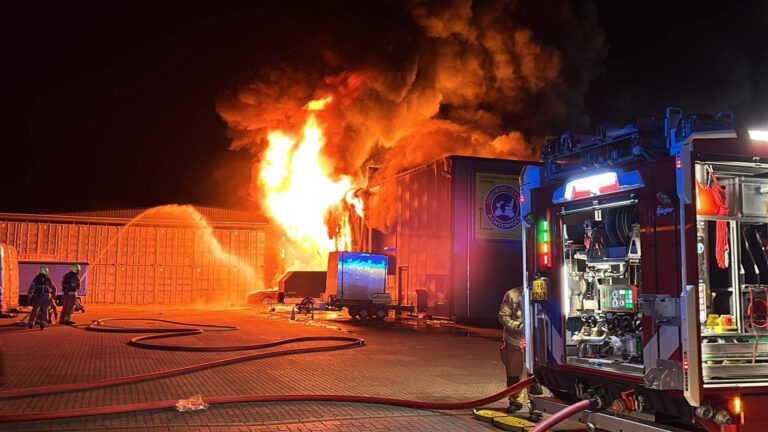 Grote brand verwoest deel van bedrijfsverzamelgebouw, ook Duitse brandweerlieden rukken uit