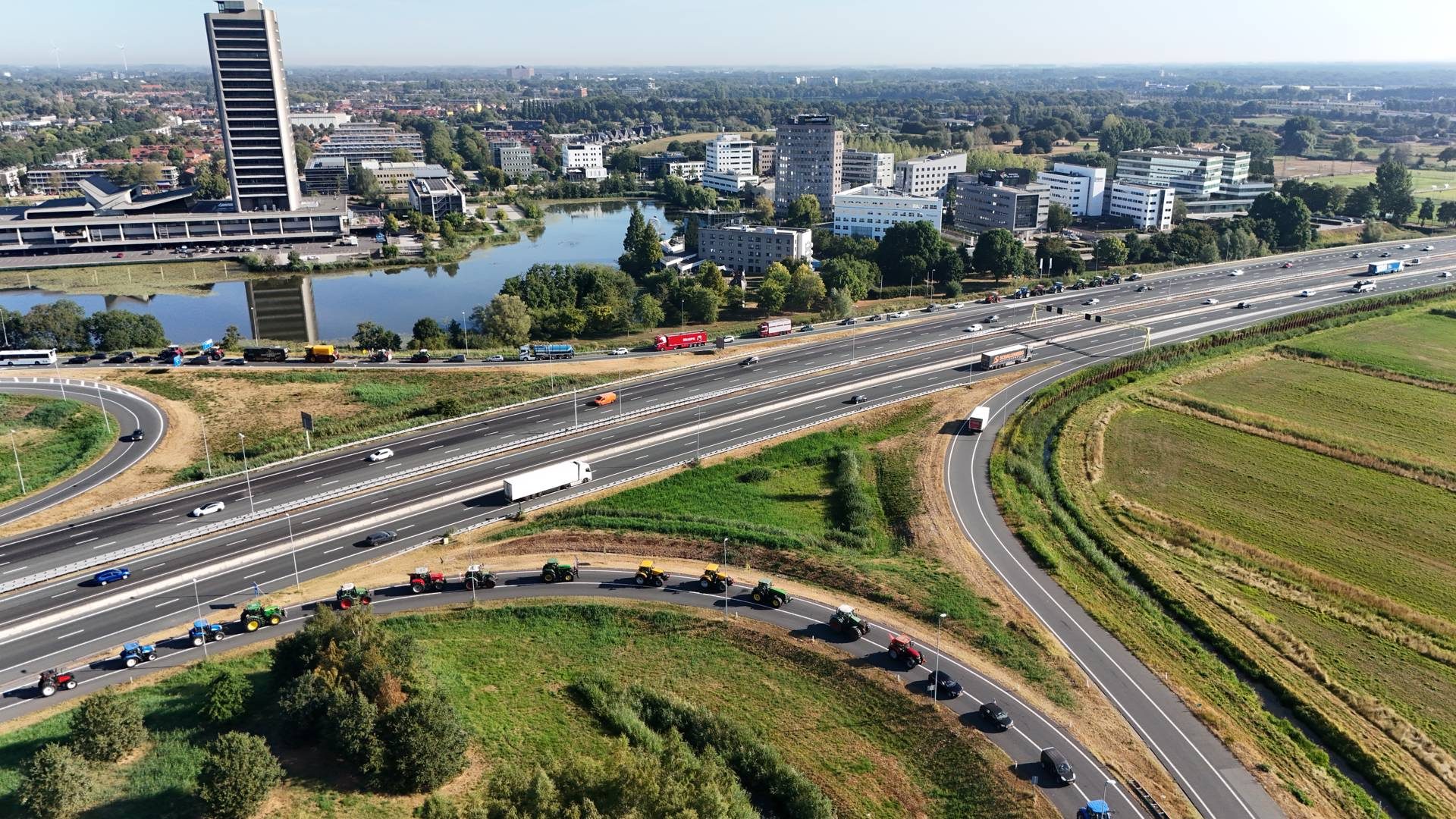 Boeren onderweg naar provinciehuis voor protest