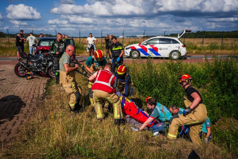 Motorrijder trekt wheelie, knalt op auto en belandt zwaargewond in sloot