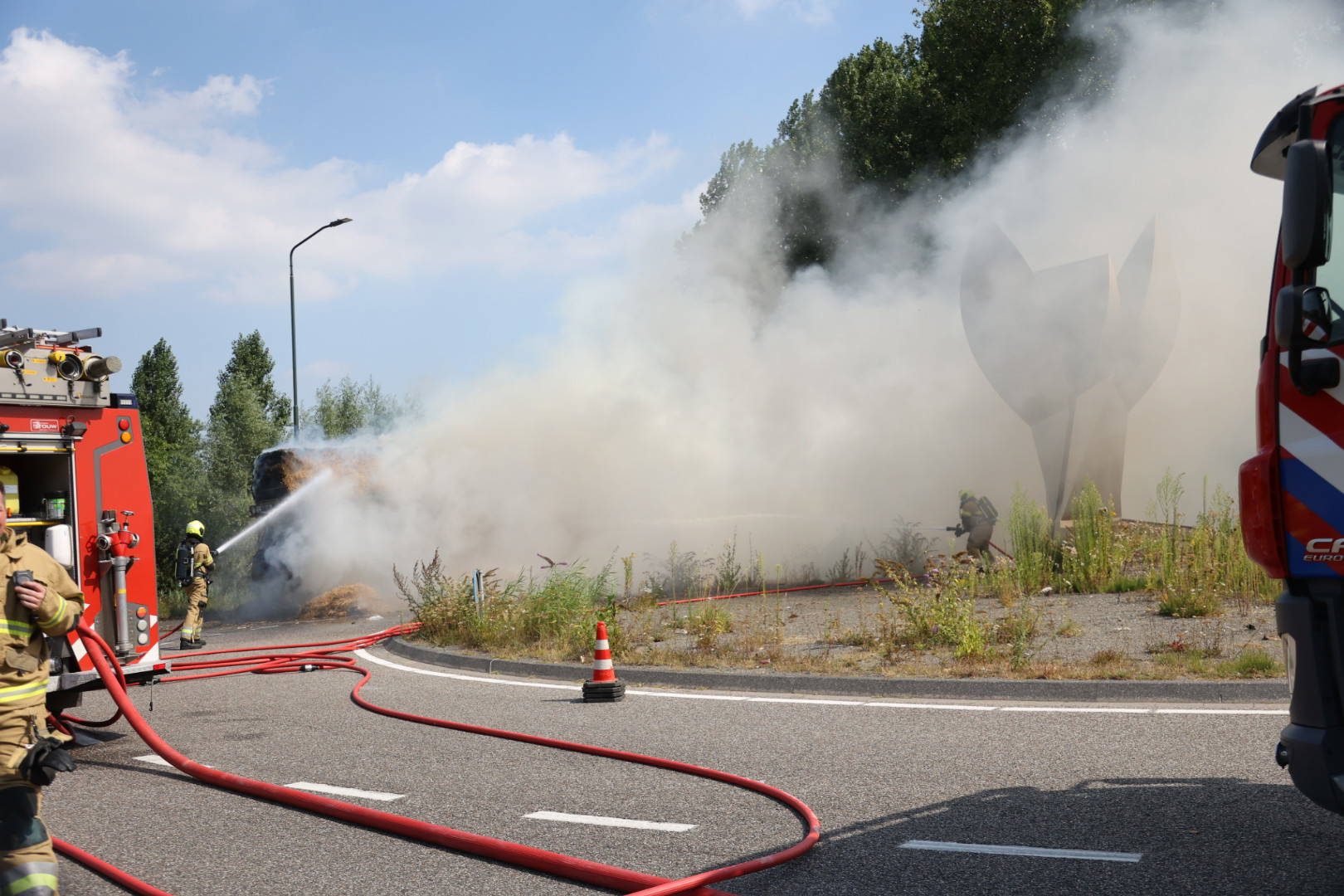Vrachtwagen vol hooi volledig in brand