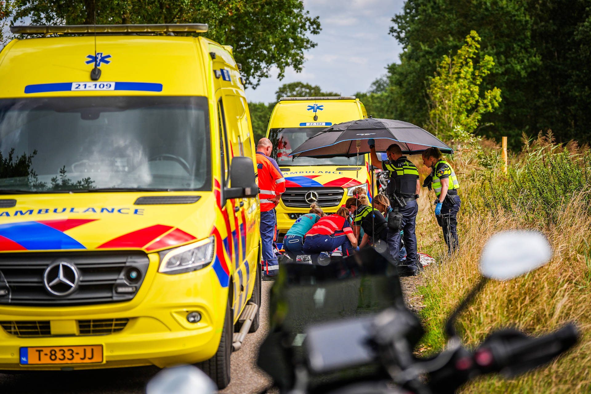 Motorrijder botst op voorganger tijdens toertocht en overlijdt