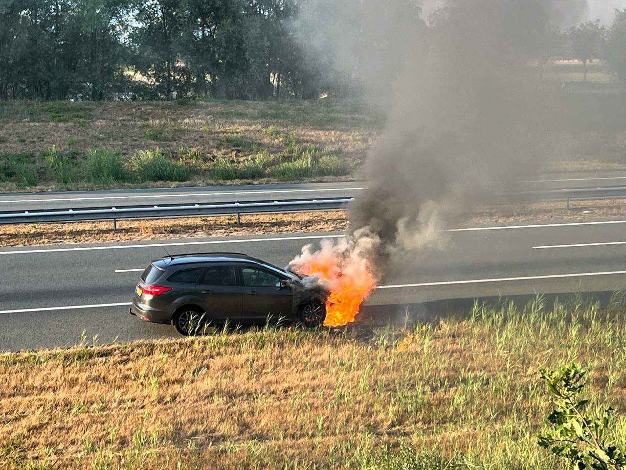 Bestuurder ontsnapt op tijd uit brandende auto