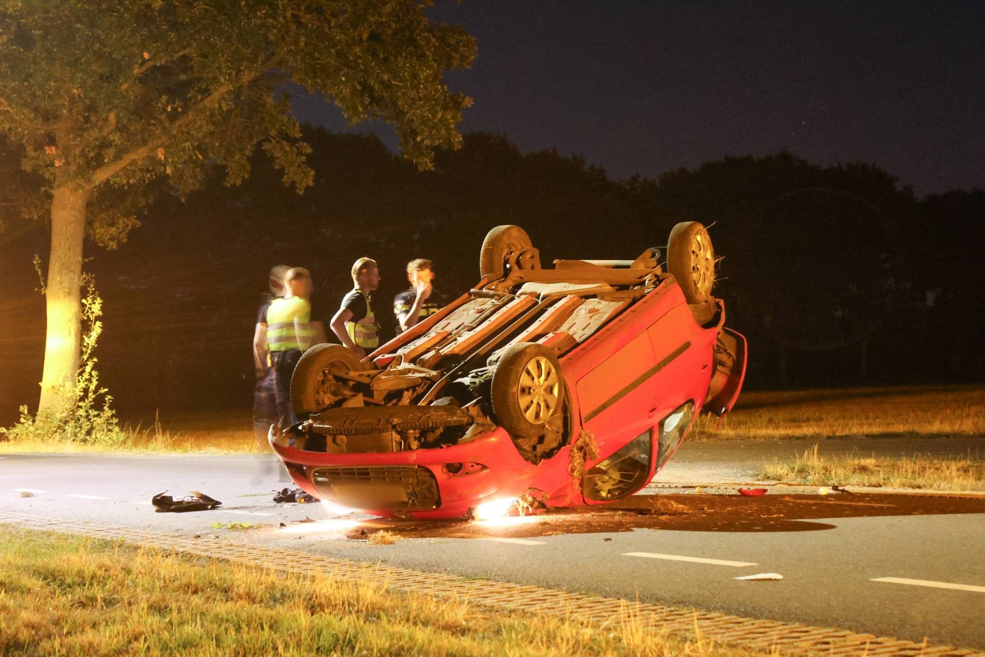 Bestuurder vliegt met auto over de kop en raakt gewond