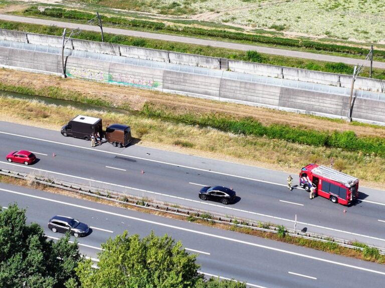 Velg breekt af van paardenwagen op snelweg