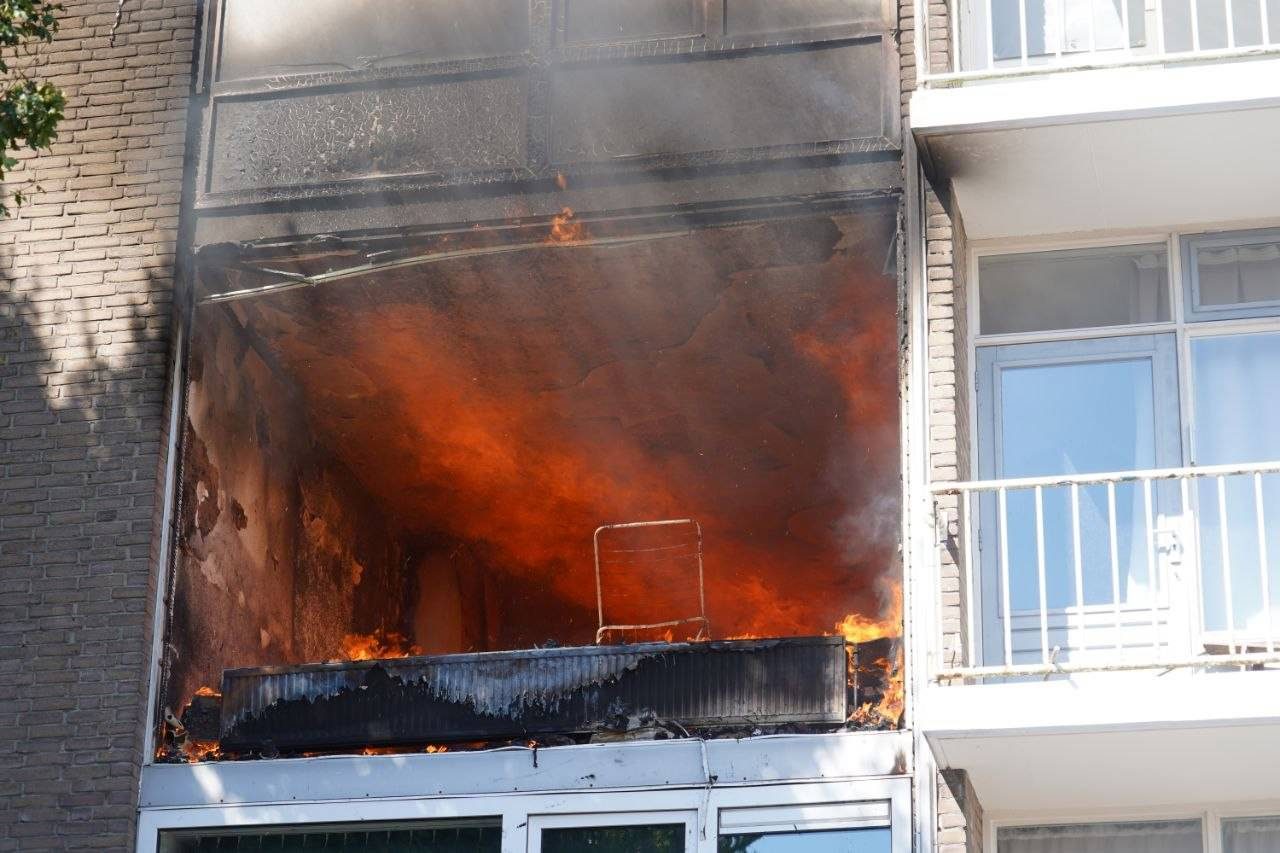Uitslaande brand en explosie, katten in veiligheid gebracht