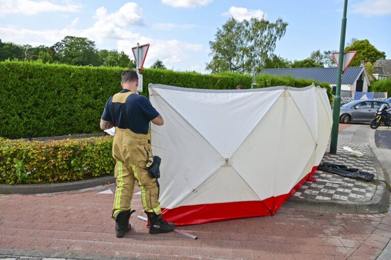 Wielrenner aangetroffen naast weg, reanimatie helpt niet meer