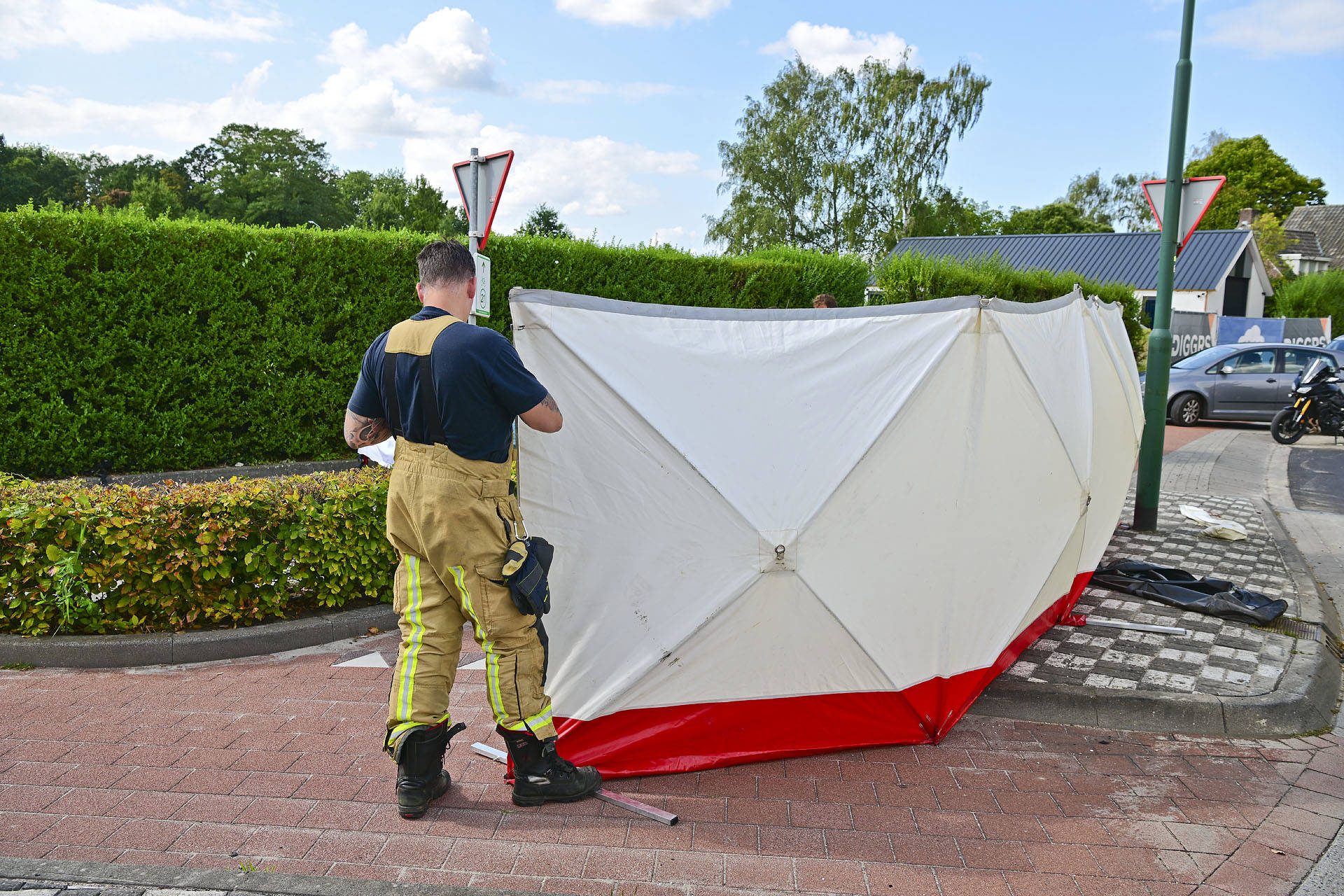 Wielrenner aangetroffen naast weg, reanimatie helpt niet meer