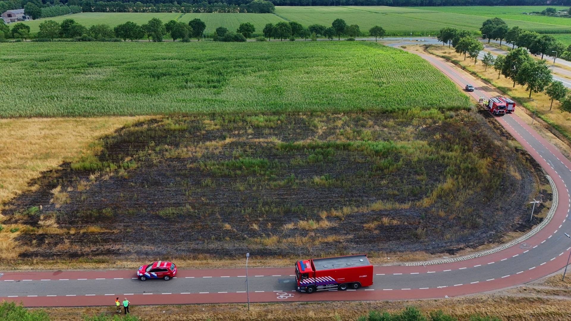Groot stuk weiland zwartgeblakerd na brand