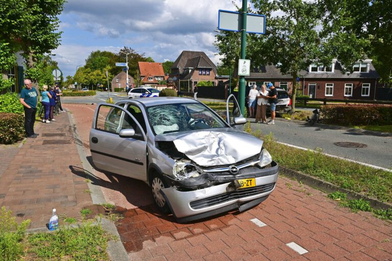 Personenauto ramt oudere vrouw en laat remspoor van 25 meter achter