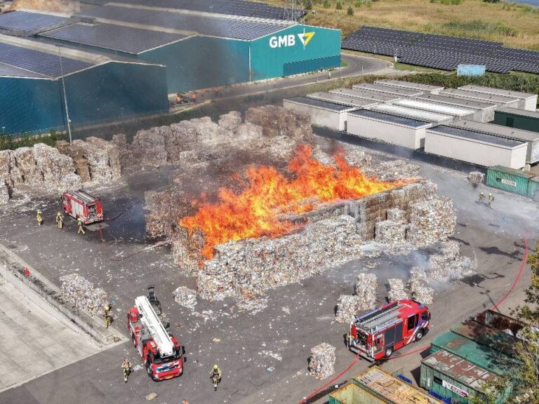 UPDATE: Enorme brand verwoest papierbalen bij verwerkingsbedrijf, twee brandweerlieden onwel