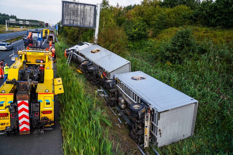 Vrachtwagen kantelt en belandt in sloot, weg dicht voor berging