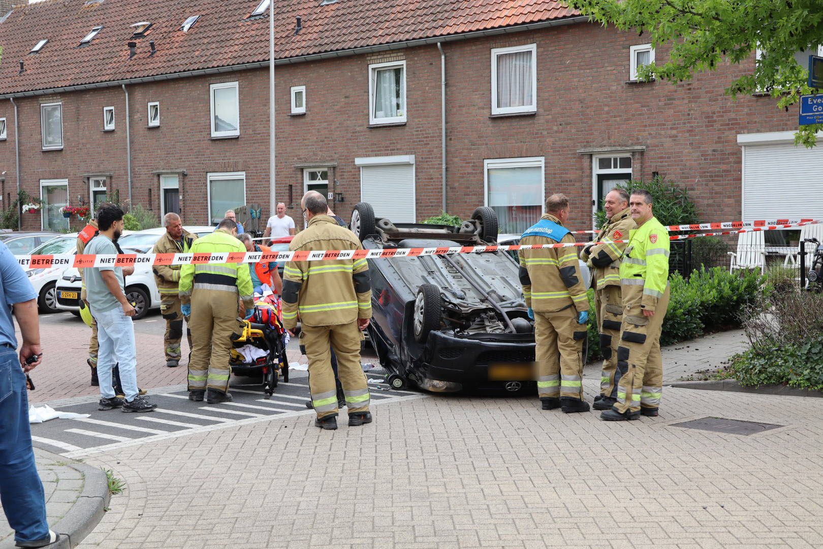Auto slaat over de kop, twee mensen raken gewond