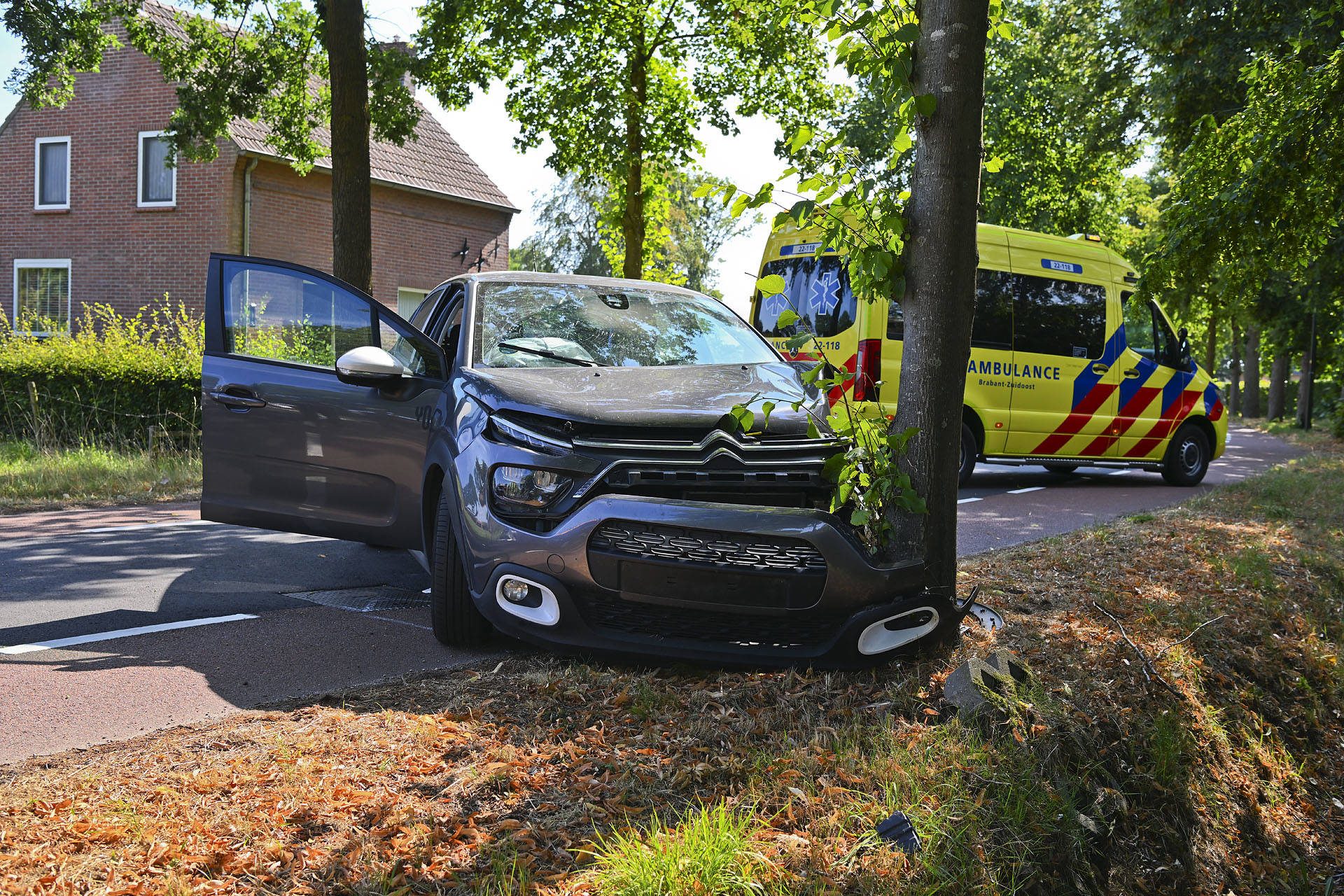 Automobiliste botst tegen boom na eenzijdig ongeval
