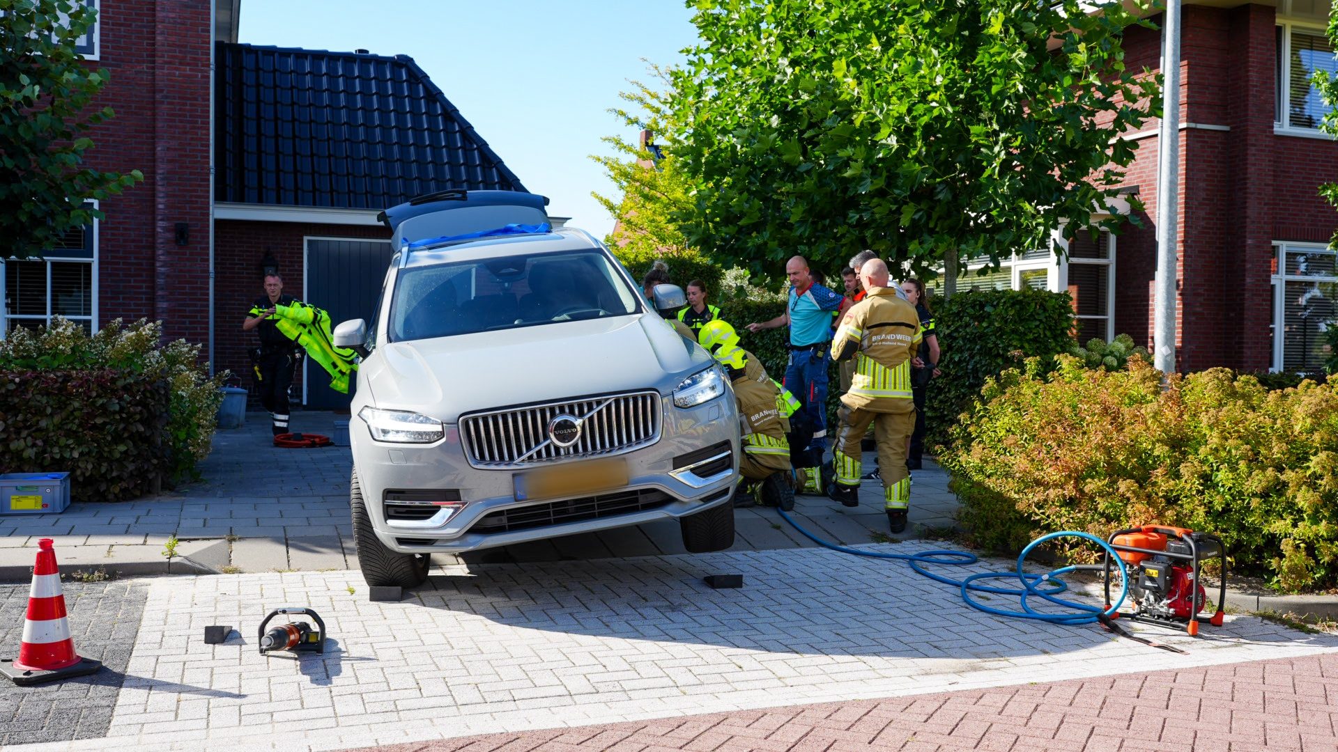 Jongen raakt klem onder auto, hulpdiensten groots ingezet