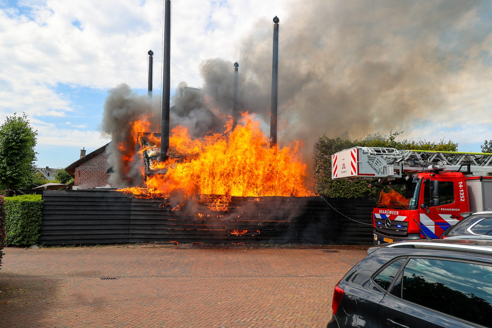Uitslaande brand slaat over naar boerderij