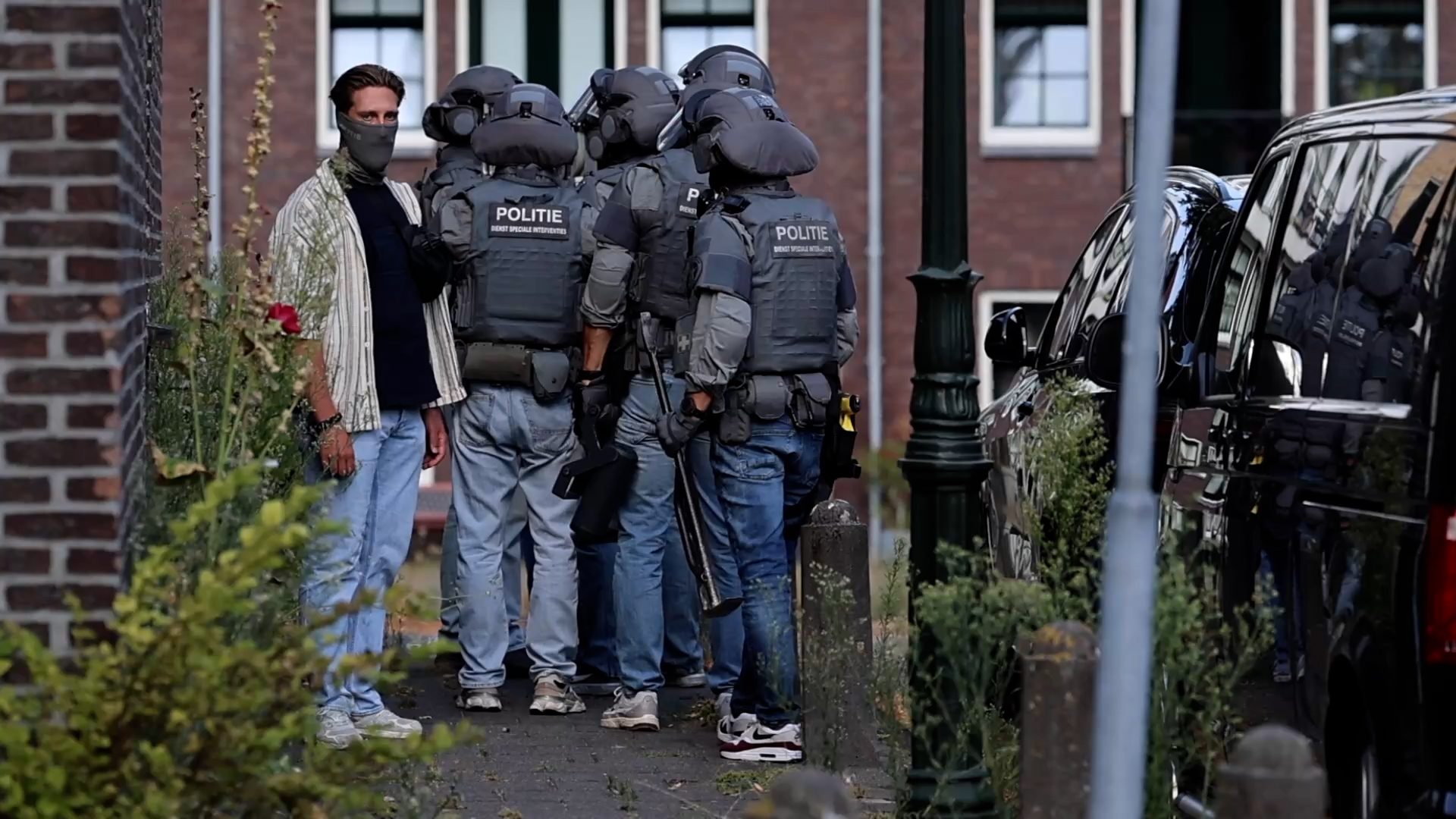 Arrestatieteam doet inval en houdt vuurwapengevaarlijke man aan