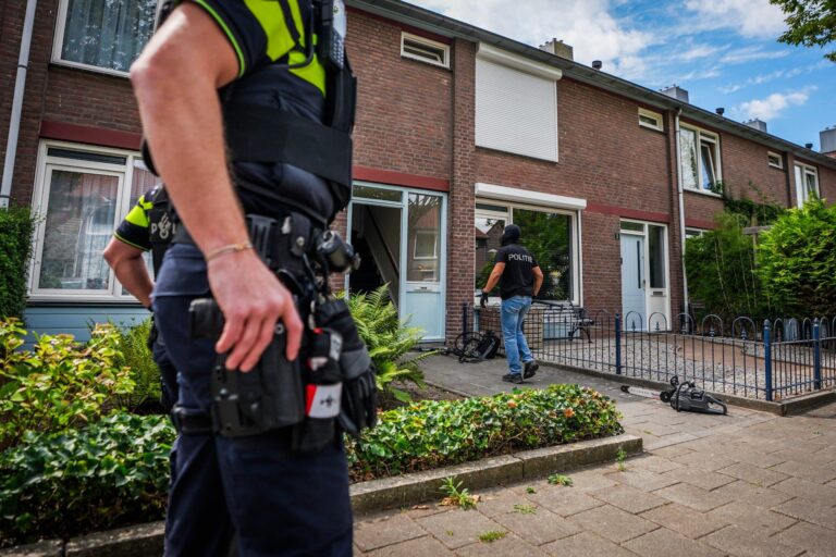 Vuurwapenlijkend voorwerp in beslag na inval arrestatieteam