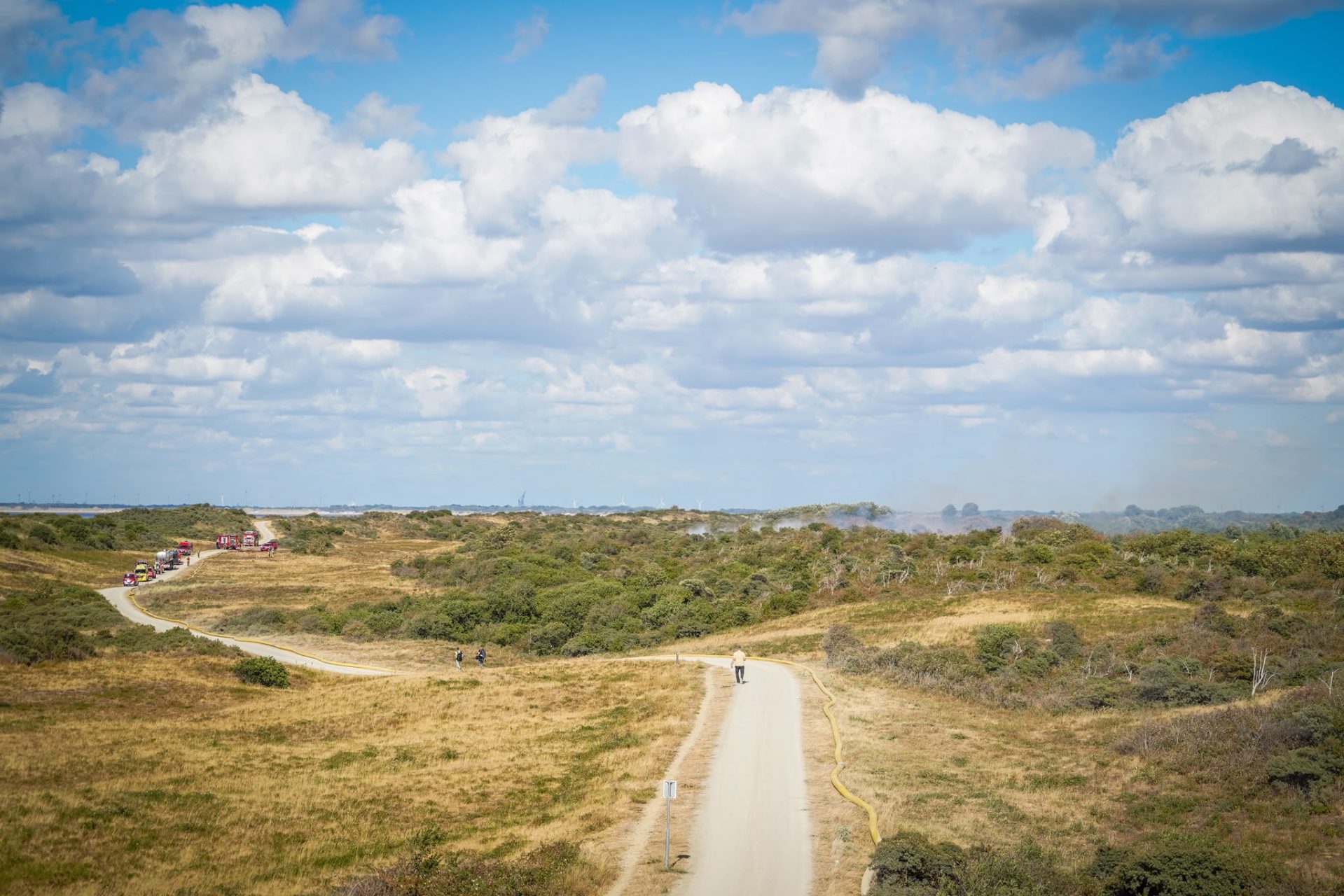 Nog altijd geen controle over grote natuurbrand, blushelikopter ingezet