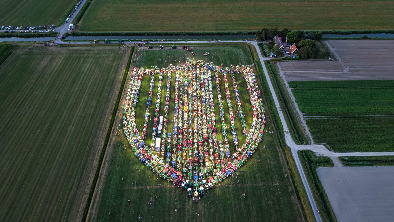 Honderden boeren verzamelen zich voor grootschalig protest