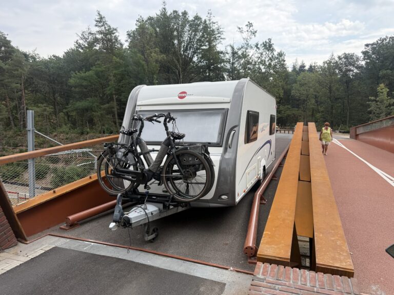Ondanks waarschuwingsborden opnieuw caravan vast bij beruchte brug