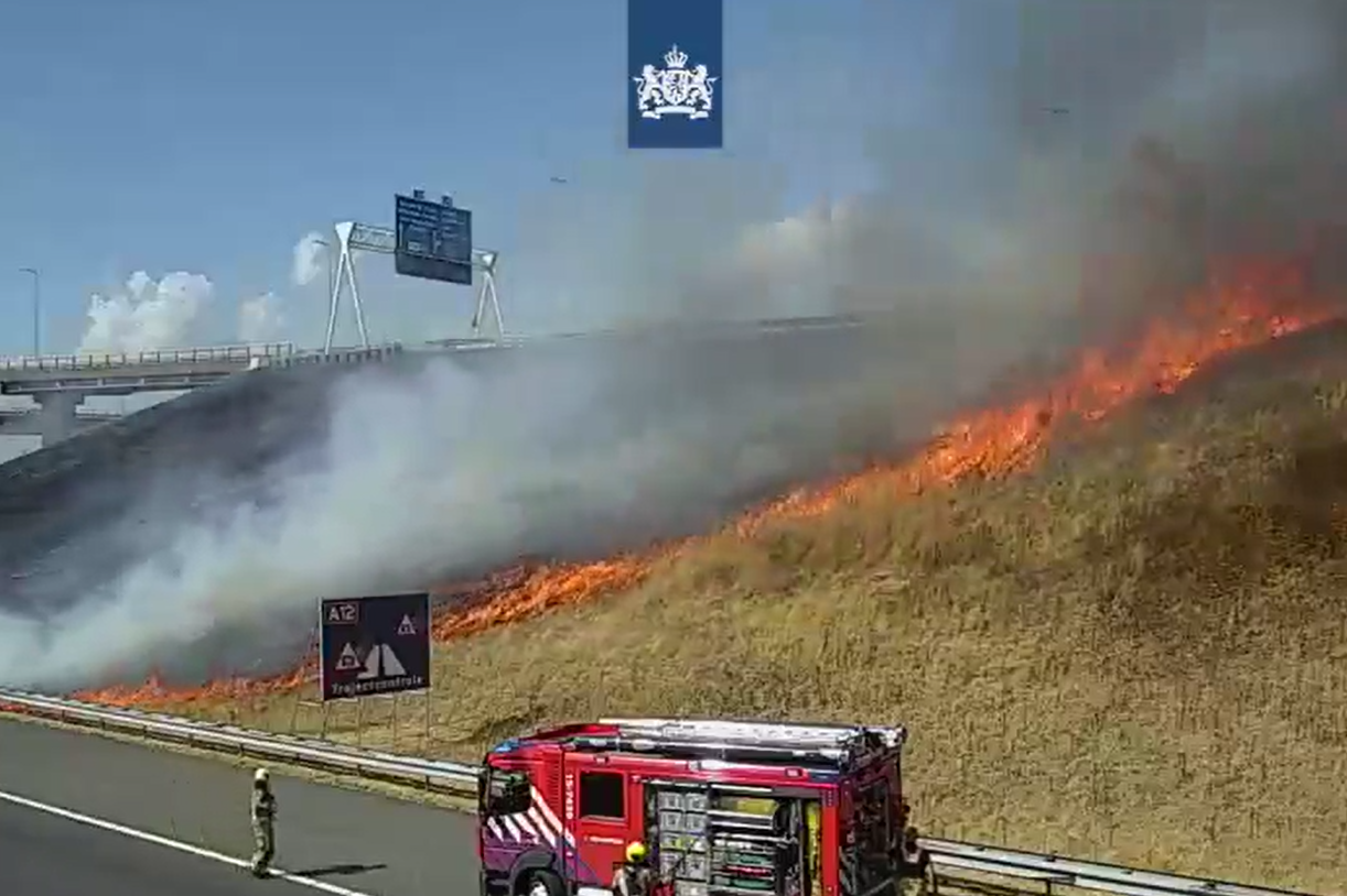 Grote vlammenzee bij bermbrand langs snelweg