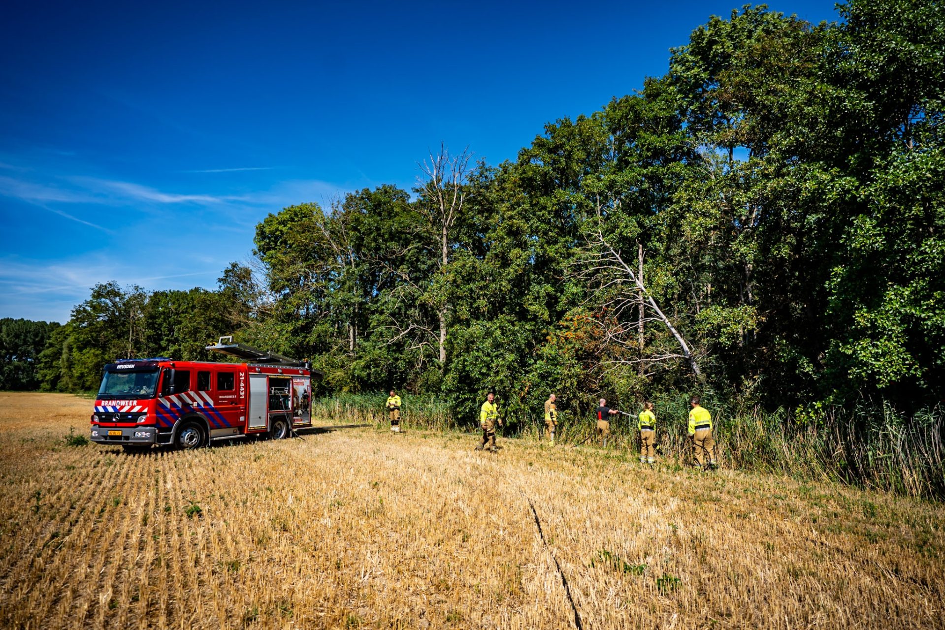 Defensiehelikopter ontdekt bosbrand, erger voorkomen
