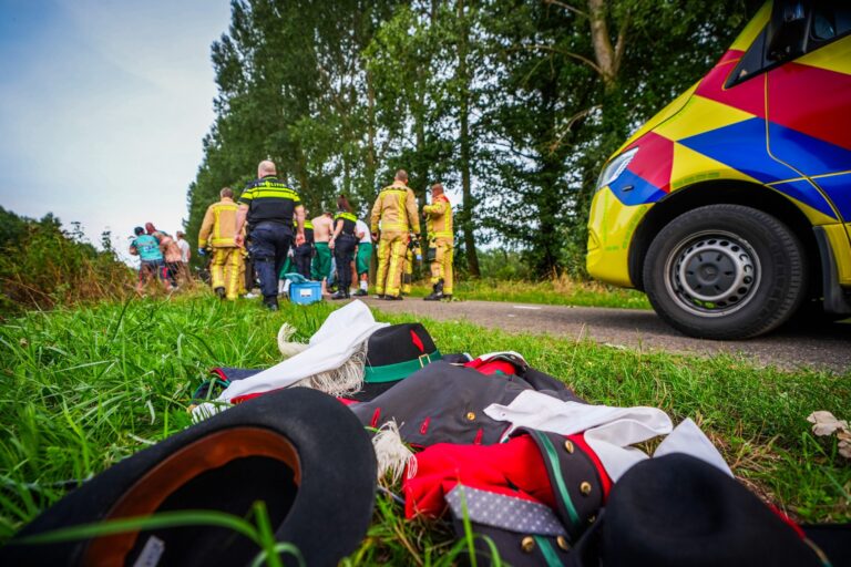 Gildebroeders redden man uit auto in kanaal
