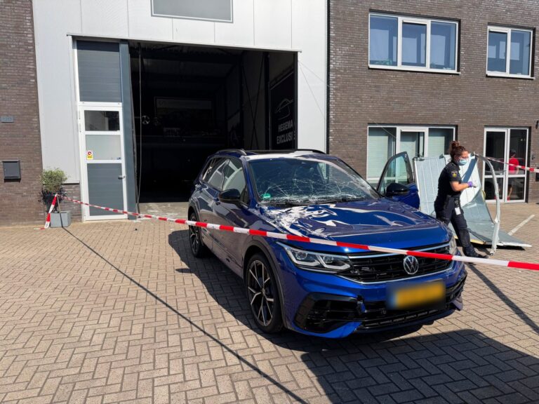Dieven rammen roldeur uit gevel en stelen twee Audi’s
