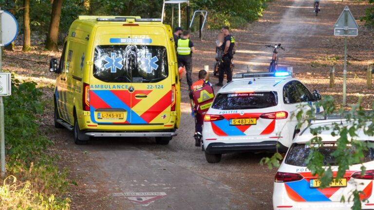Voorbijganger treft gewonde vrouw aan op fietspad