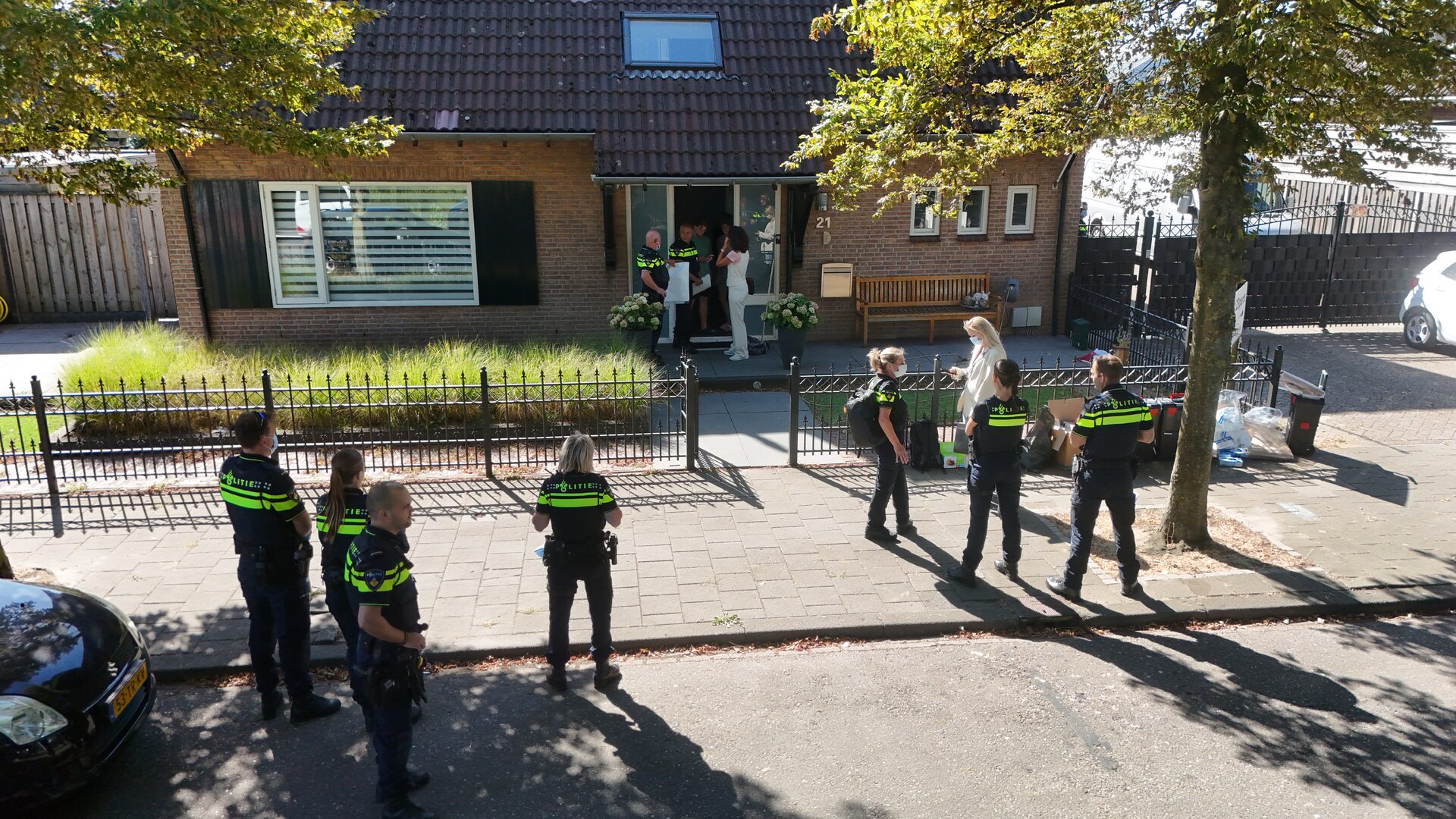 Tweetal aangehouden voor bekladden woningen en auto’s met kwetsende teksten