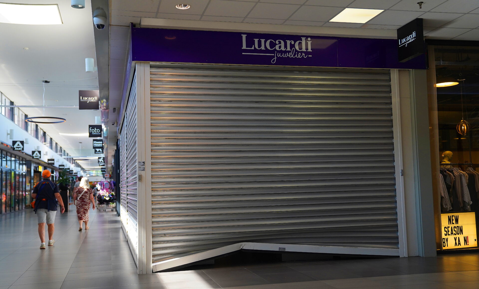 Juwelier in winkelcentrum doelwit van inbraak met gestolen brandweergereedschap