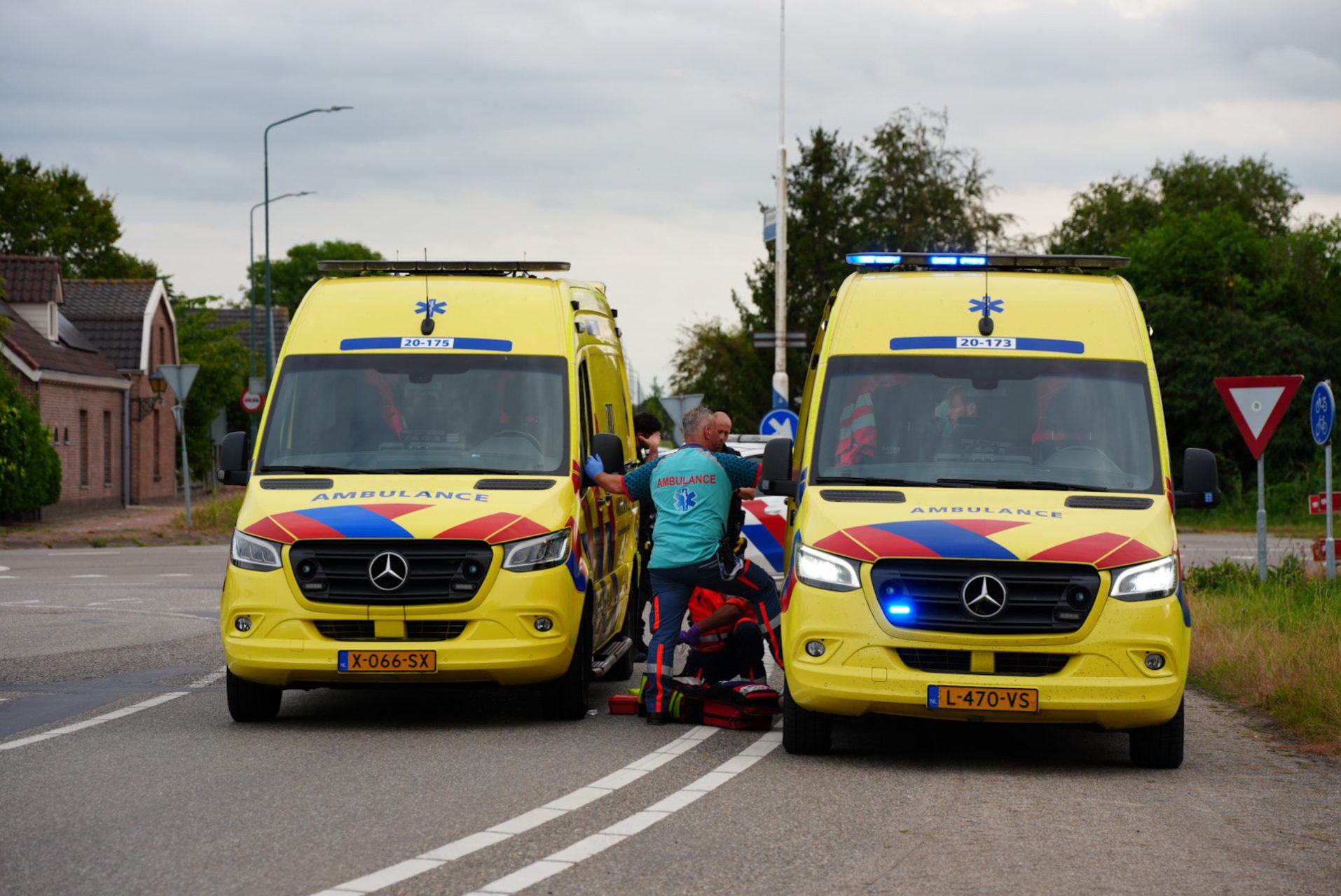 Vrouw ligt slapend op bed als het vlam vat en raakt zwaargewond
