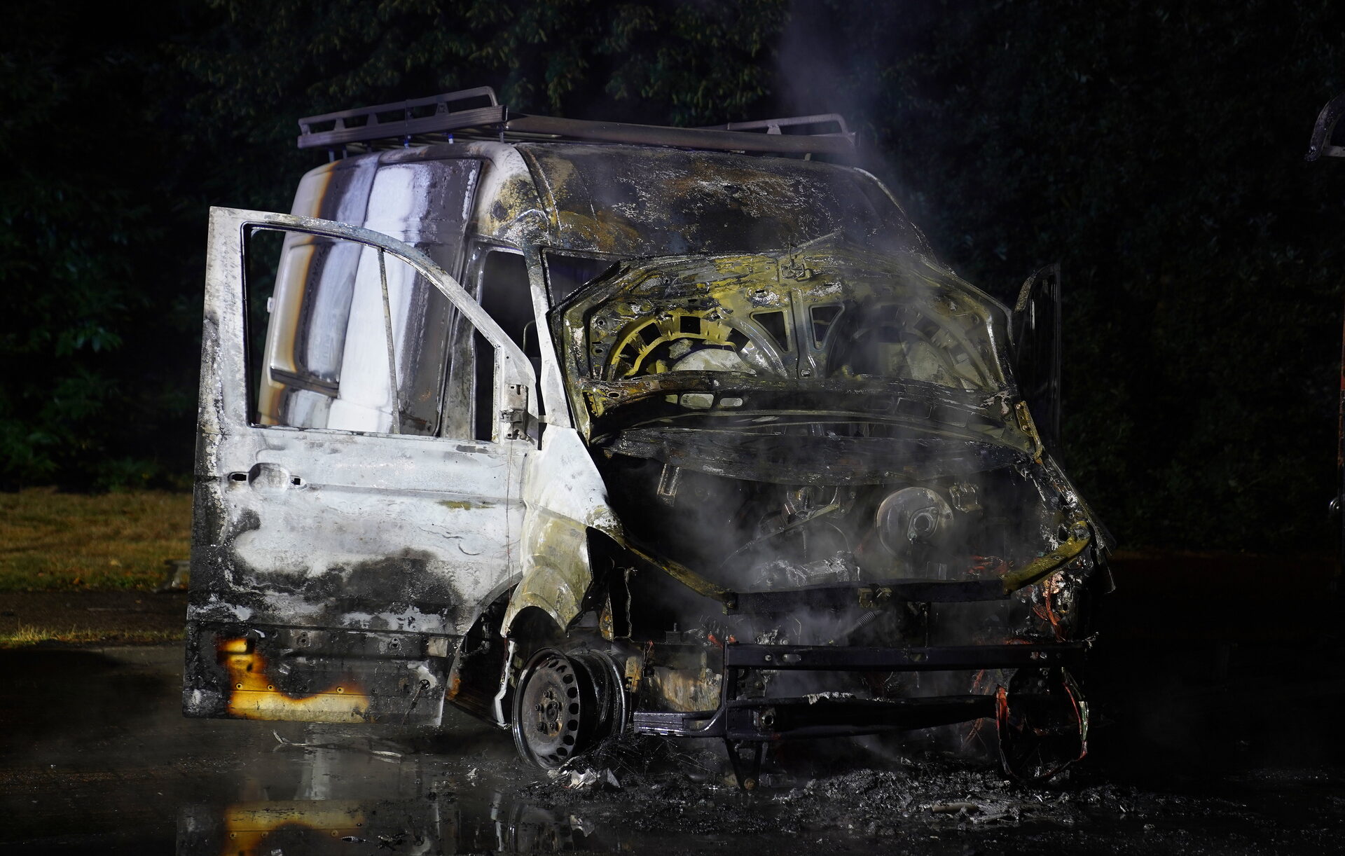Dakdekkersbus vliegt in brand, brandstichting niet uitgesloten