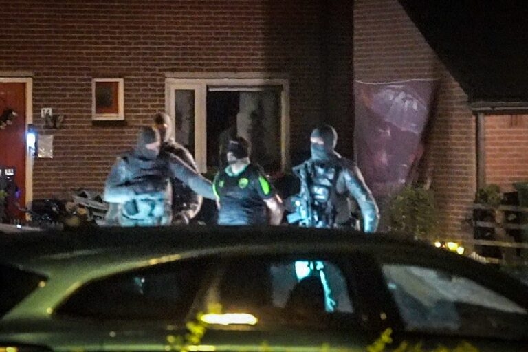 UPDATE: Politie forceert deur en houdt persoon aan na grootschalige actie