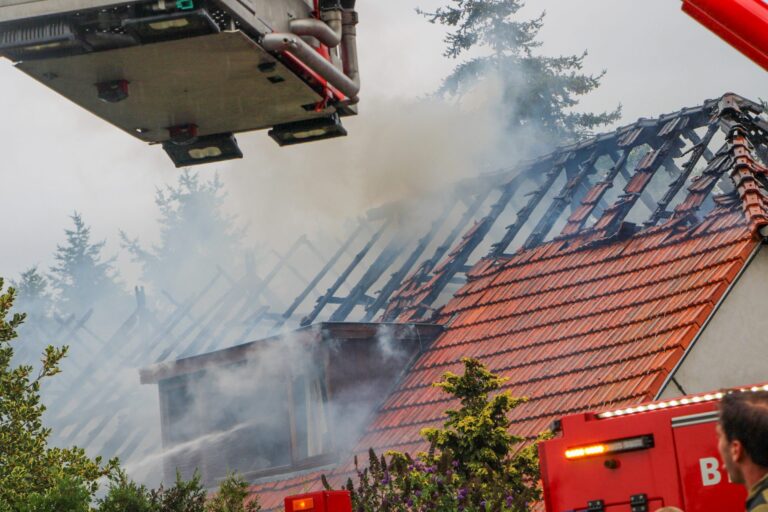 Vlammen slaan uit woonboerderij terwijl ook aangrenzende schuur brandt