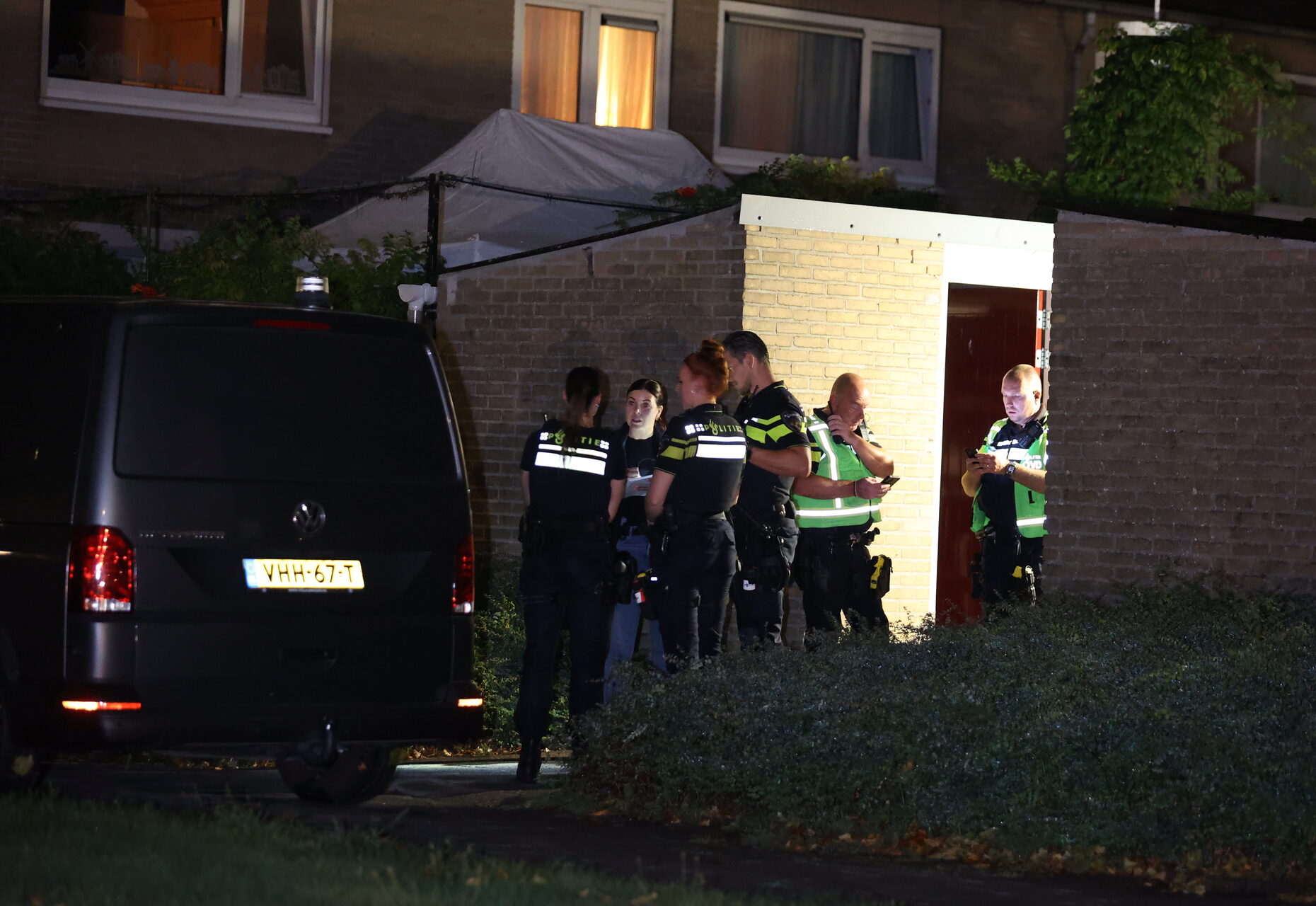 Overleden vrouw gevonden in tuin, bewoner aangehouden