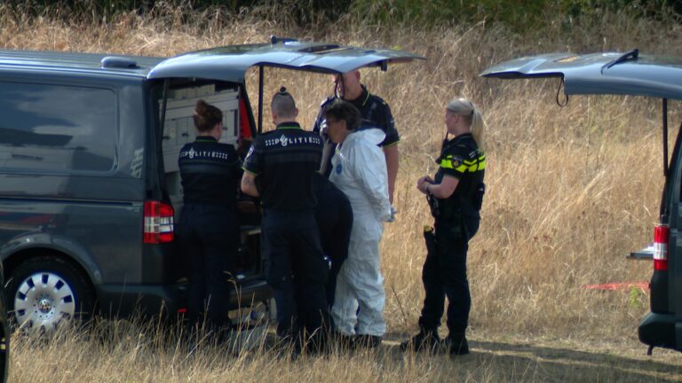 Overleden vrouw aangetroffen langs rivier, politie vermoedt misdrijf